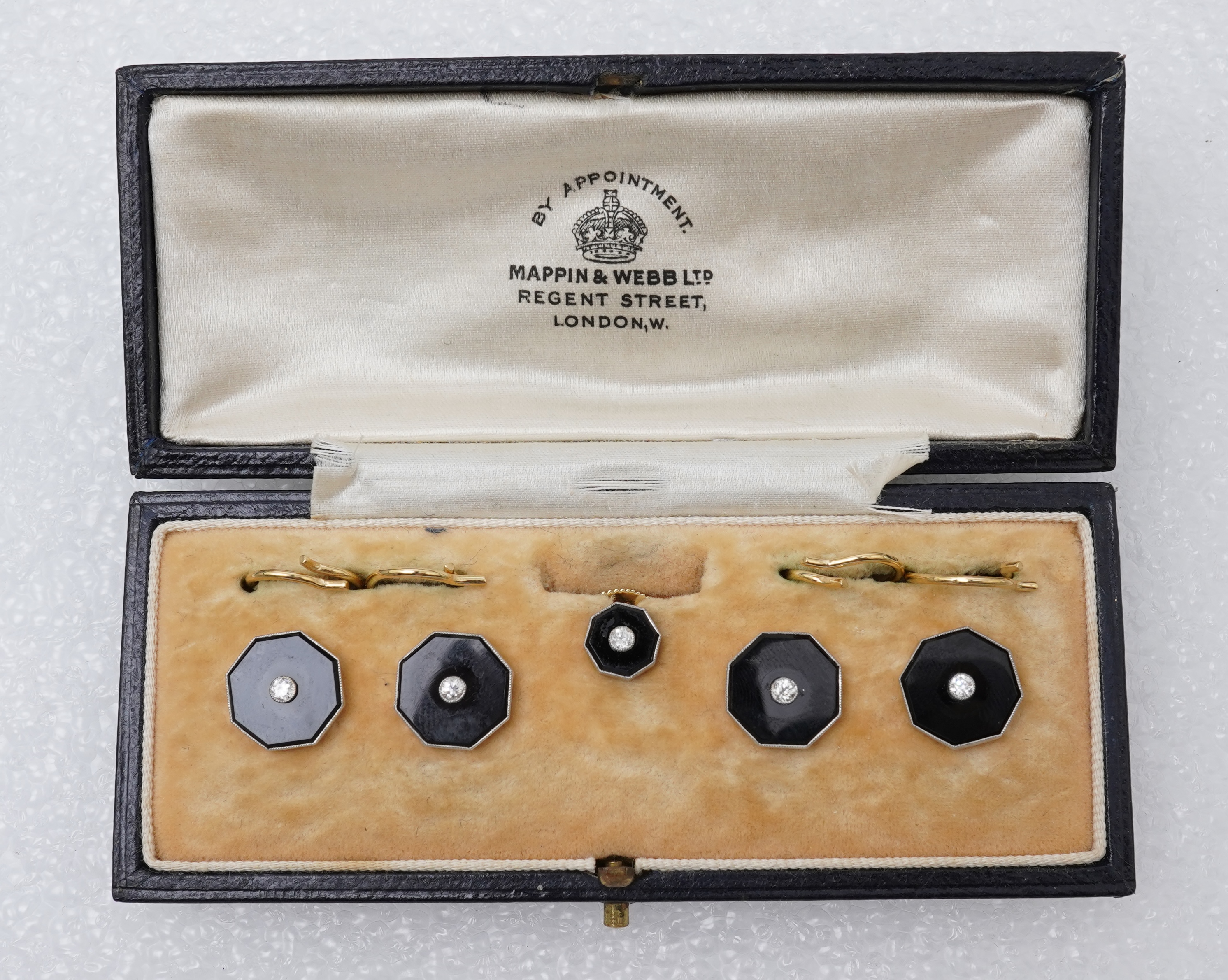 A set of 9ct gentleman's dress set cufflinks and button, retailed by Tessier